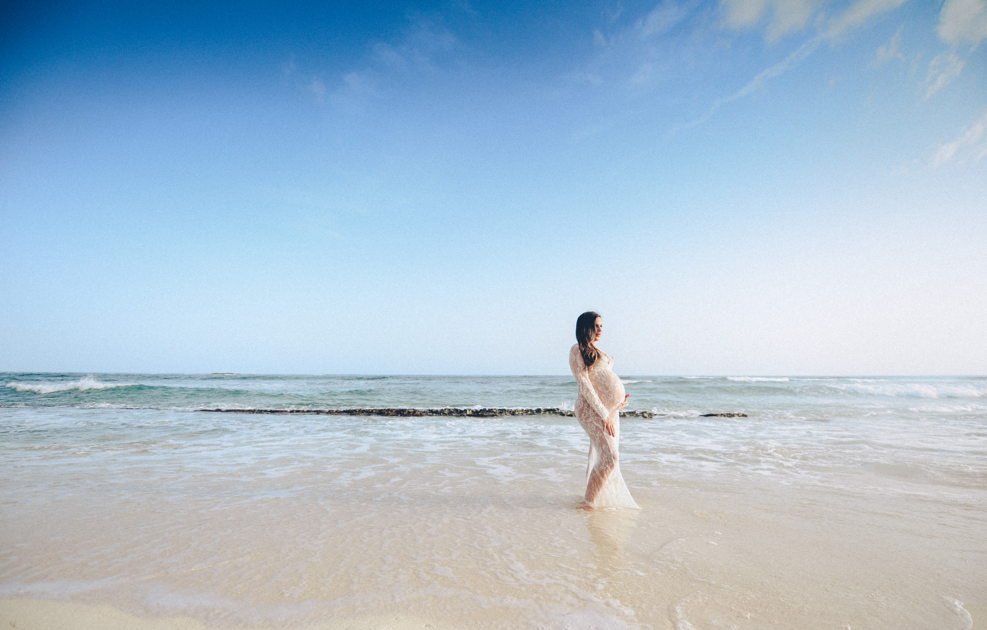 Maternity portrait in the Caribbean Sea in Grand Cayman